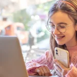 Criança Usando Notebook e Smartphone