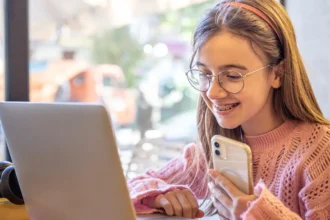 Criança Usando Notebook e Smartphone