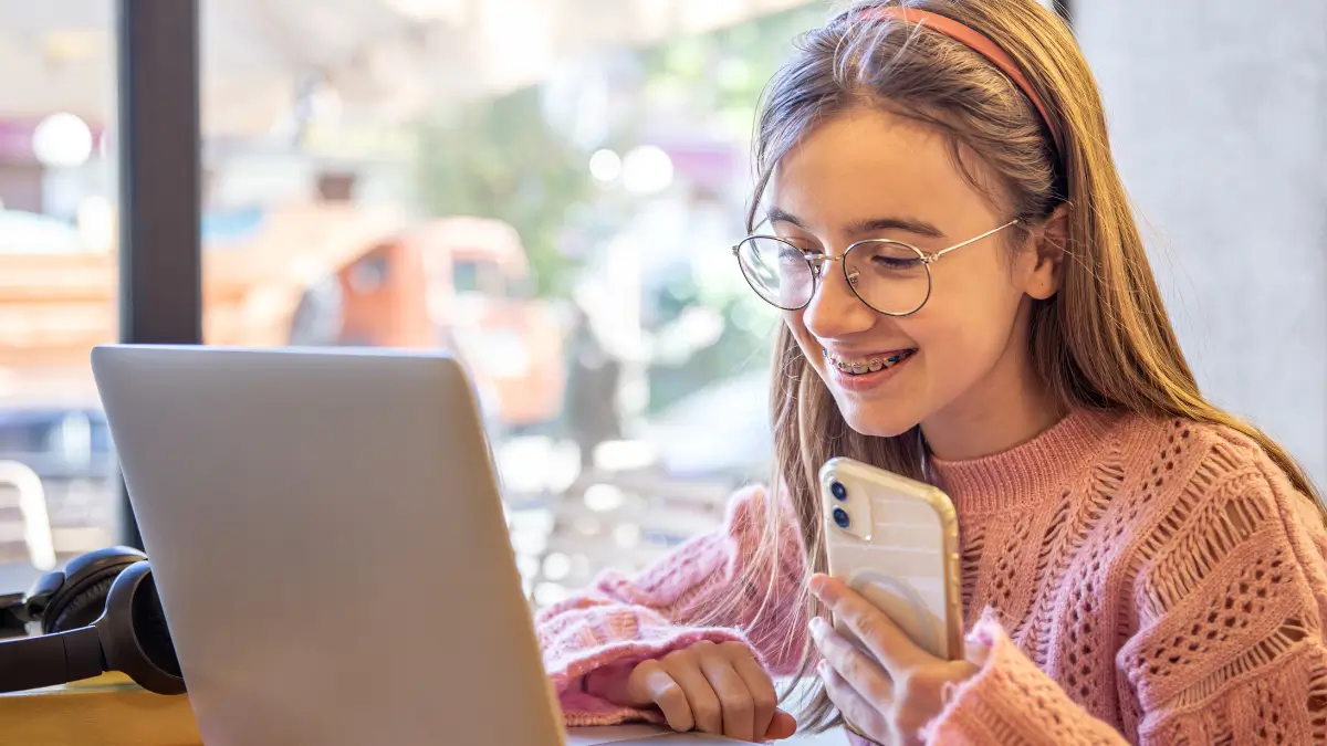 Criança Usando Notebook e Smartphone